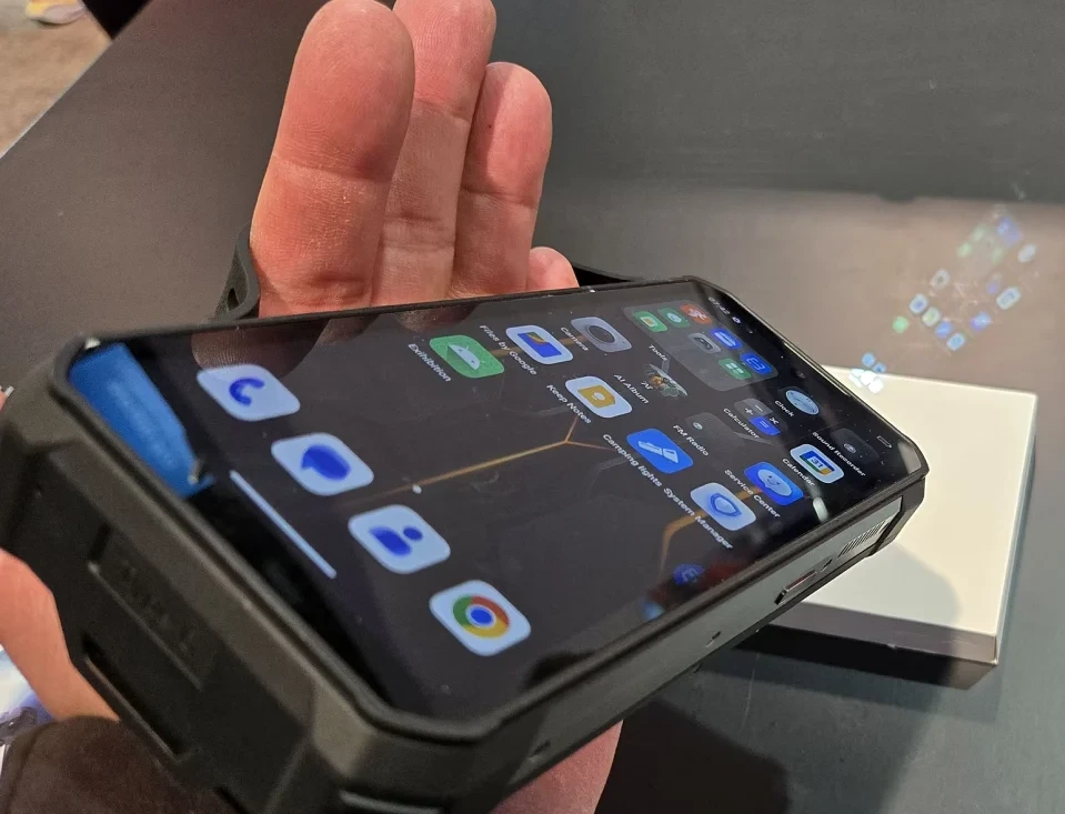 Oukitel WP100 — Perfil Lateral y Chasis